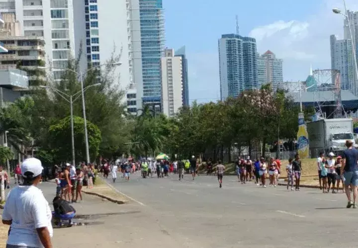 En la capital se contó con cuatro tarimas y seis carros cisternas.