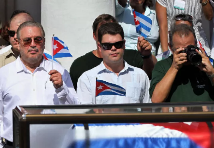 Fidel Castro Díaz-Balart (izq), en el sepelio de su padre Fidel Castro Ruz. Foto: EFE.