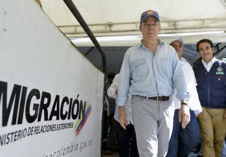 El presidente Juan Manuel Santos, lleva a cabo un recorrido en Arauca. FOTO/EFE