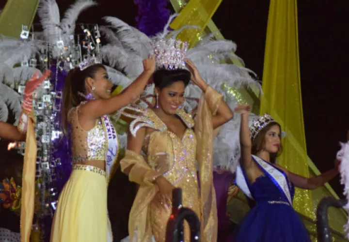 Su Majestad Kathia Barría, reina del Carnaval Wapin Colón. Foto/Delfia Cortéz