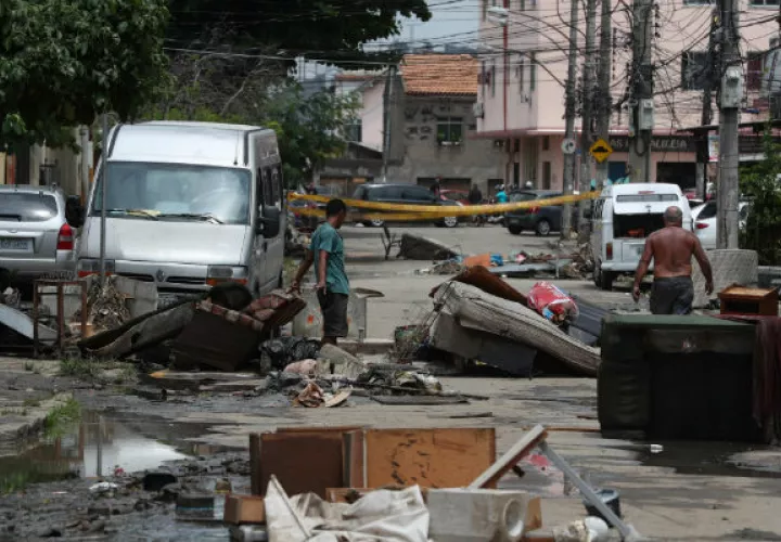 Las inundaciones mueven escombros en la calle. Foto: EFE 