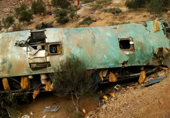 Los restos del autobús de pasajeros que se accidentó. Foto: EFE  