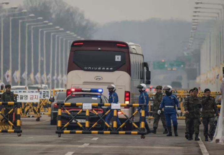 El autobús en el que viaja la delegación norcoreana, incluido su líder Kim Yong-chol. Foto: EFE 