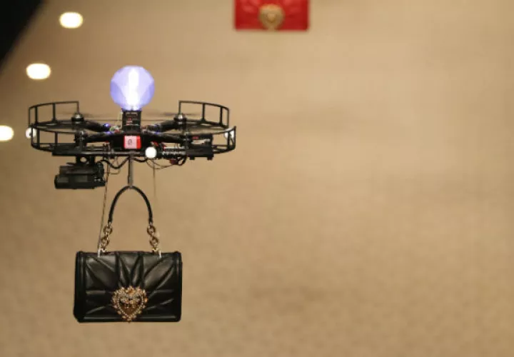 Es la primera vez que se usan drones en la pasarela. Foto: AP