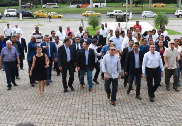 Copartidarios y simpatizantes del PRD apoyaron a los aspirantes a la Presidencia al TE. Foto/Laurentizo Cortizo