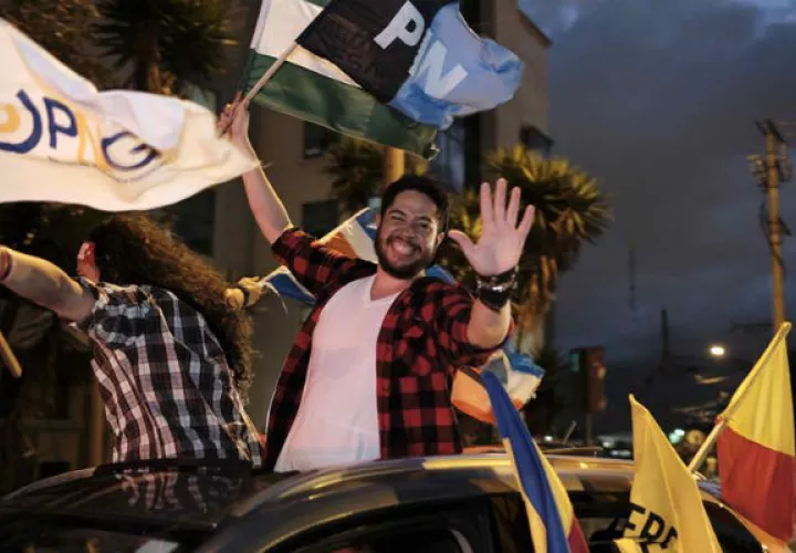 Costarricenses salen a celebrar su derecho al voto tras los comicios