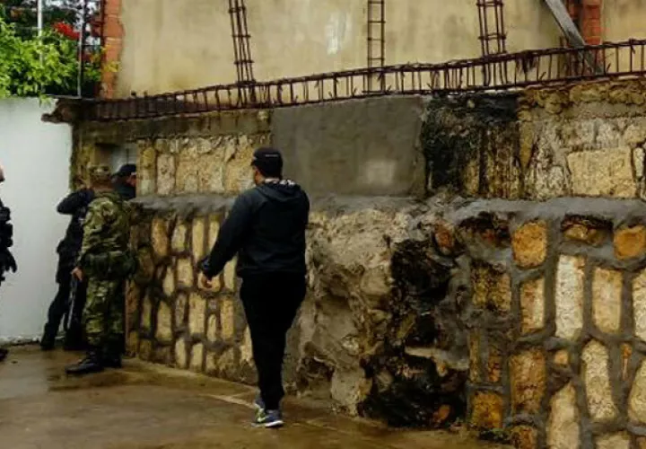 Soldados y policías llegan a una de las propiedades incautadas. FOTO/EFE