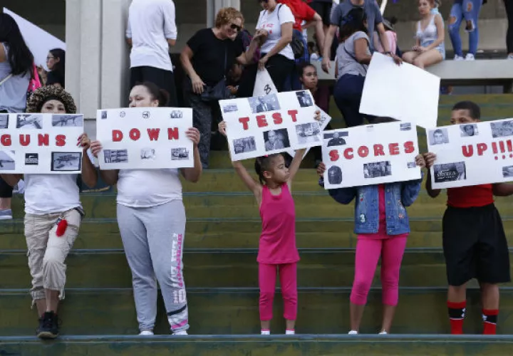 un grupo de personas protesta contra la violencia y la proliferación de las armas. FOTO/AP