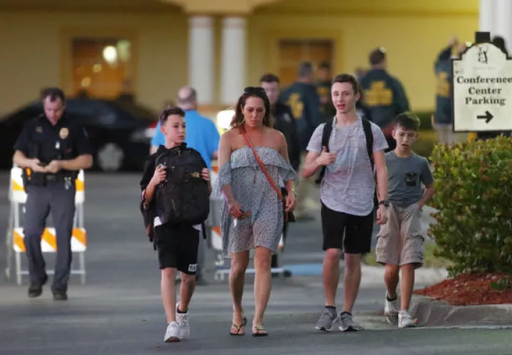 Los padres de familias fueron a sacar a sus hijos del colegio. FOTO/AP