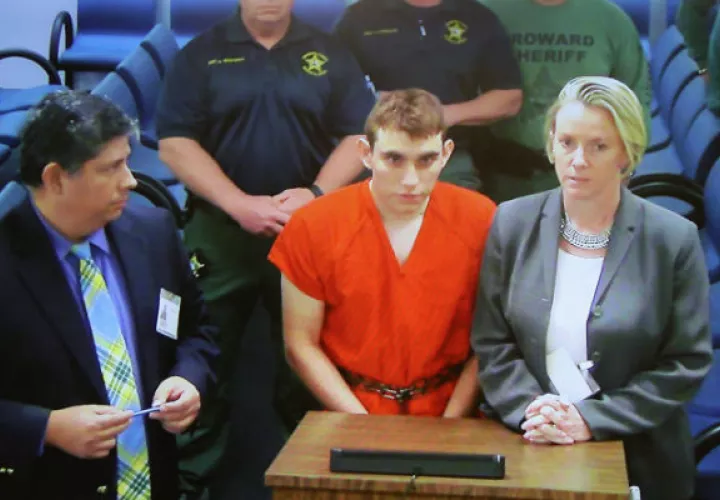 Nikolas Cruz,estuvo en la corte junto a su abogada de oficio y enfrenta 17 cargos criminales por la matanza. FOTO/EFE