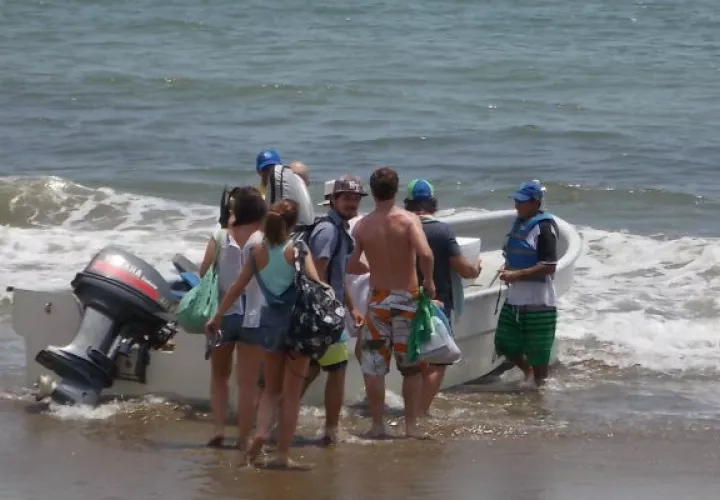 Turistas en la playa. Foto: Zenaida Vásquez. 