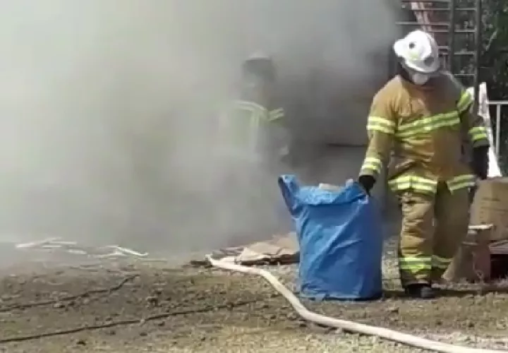 Las unidades de los bomberos en la emergencia.  