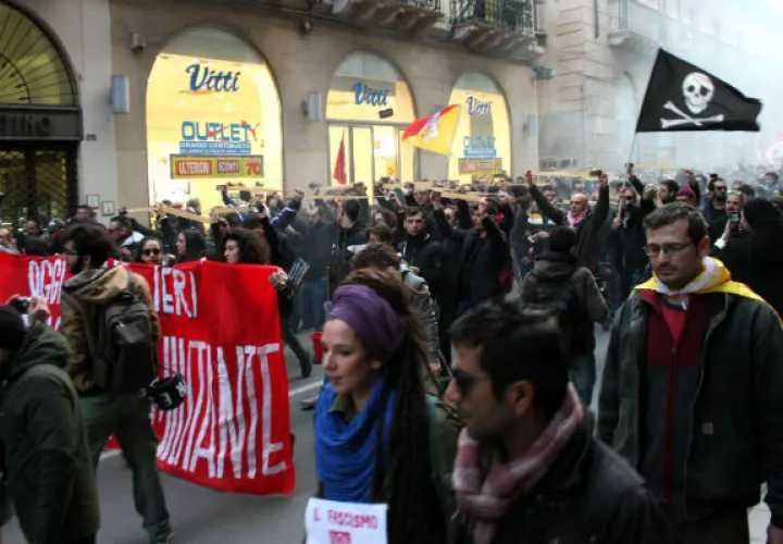 Manifestantes de los centros sociales, movimientos antirracistas y antifascistas durante una manifestación contra la reunión del movimiento de extrema derecha italiano 'CasaPound'. FOTO/AP