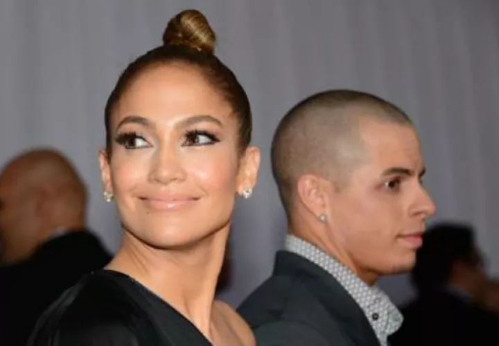 Jennifer López y Casper Smart. Foto: AFP