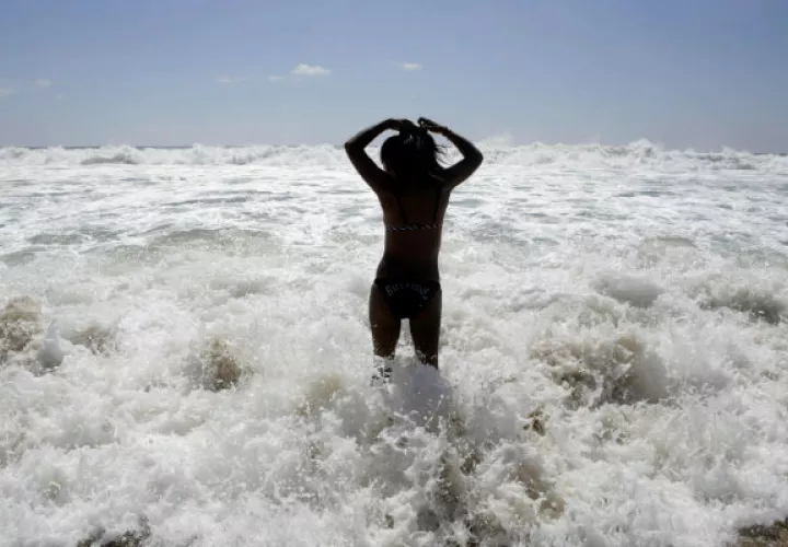 Las personas disfrutan de las playas en este festival nudista. FOTO/EFE