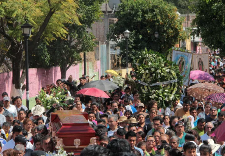 Los restos del sacerdote Germaín Muñiz García son trasladados para una misa de cuerpo presente. FOTO/EFE