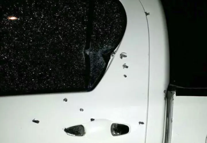 Este es el vehículo donde viajaban los dos sacerdotes mexicanos asesinados durante un ataque armado. FOTO/EFE