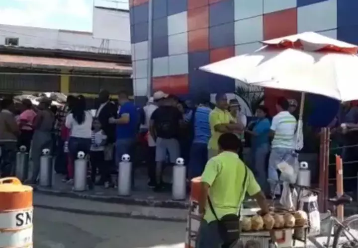Largas filas en Paso Canoas. Foto: Mayra Madrid. 