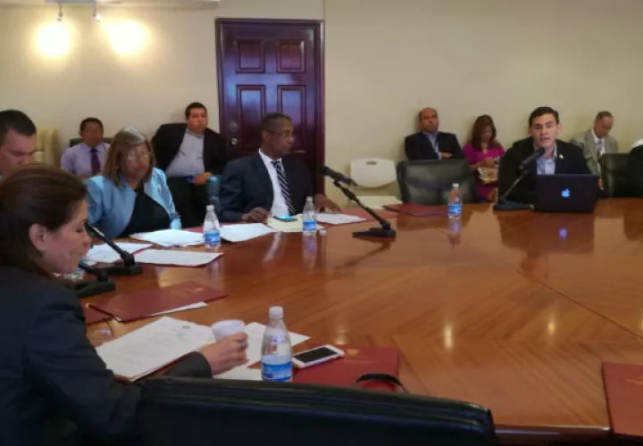 Juan Diego Vásquez (derecha) denunció dilataciones al proyecto de Ley.
