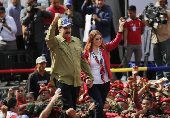 Nicolás Maduro en proceso de campaña junto a su esposa. FOTO/AP