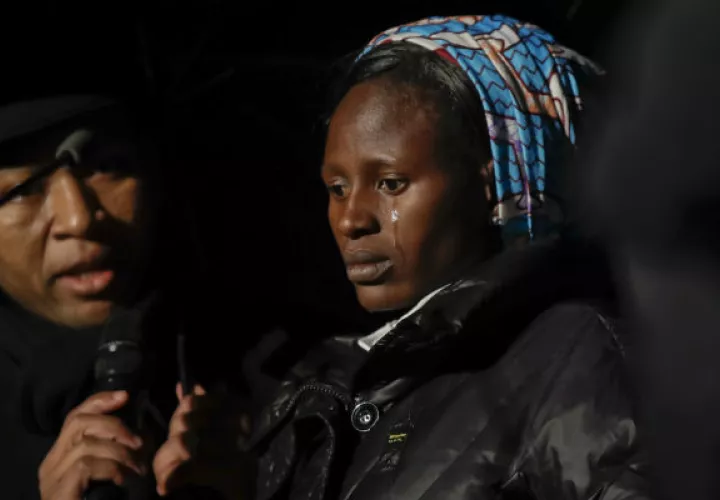 Los padres esperan tener noticias de sus hijas. FOTO/AP