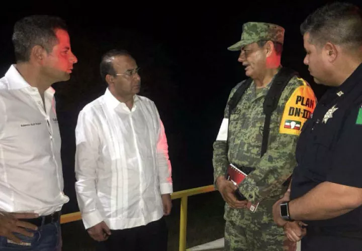 El  secretario de Gobernación, Alfonso Navarrete (c), y el gobernador del estado de Oaxaca, Alejandro Murat, salieron ilesos. FOTO/EFE