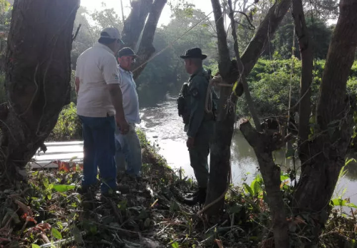 Autoridades vigilan el río Caimito, donde los cisternas se abastecerán de agua para los culecos. Foto/Eric Montenegro