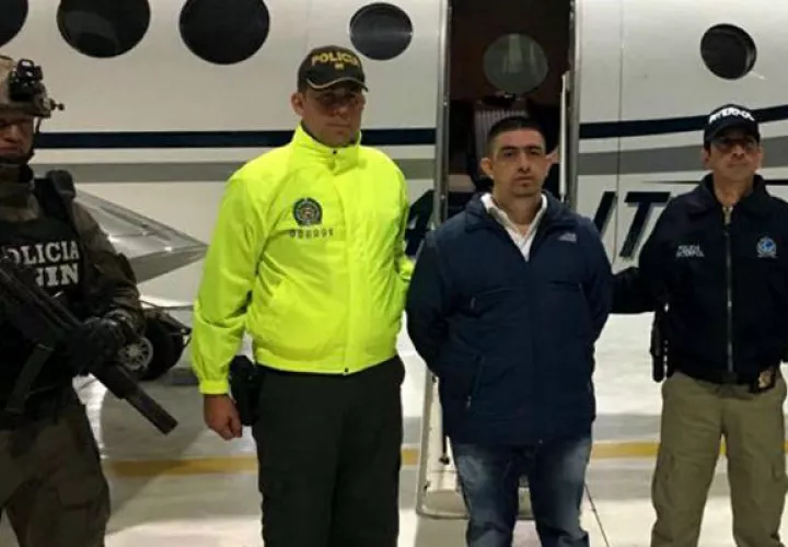 Momento en que procede a la extradición de Prado Alava. FOTO/EFE