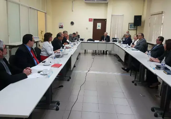 En la reunión también se encuentra el magistrado presidente encargado de la CSJ Herán de León / Alianza Ciudadana Pro Justicia.