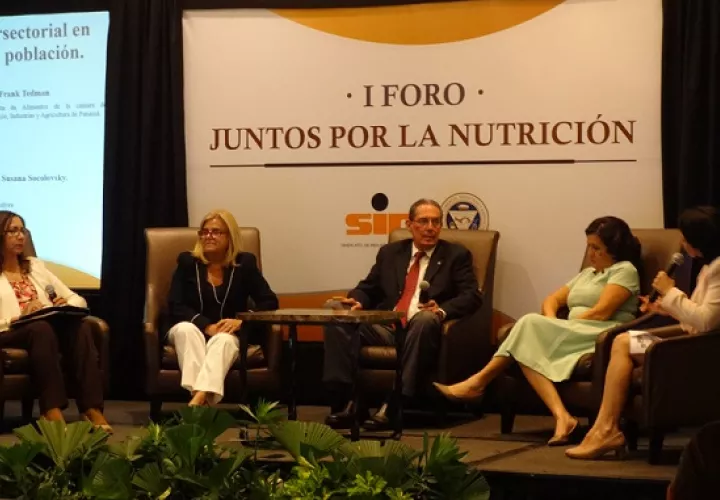 Panelistas en el cierre del foro. Foto Rosalina Orocú Mojica