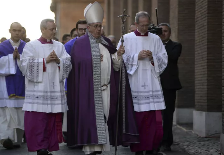El papa Francisco llamó a los fieles a la reflexión y a reencontrarse con Dios. FOTO/AP