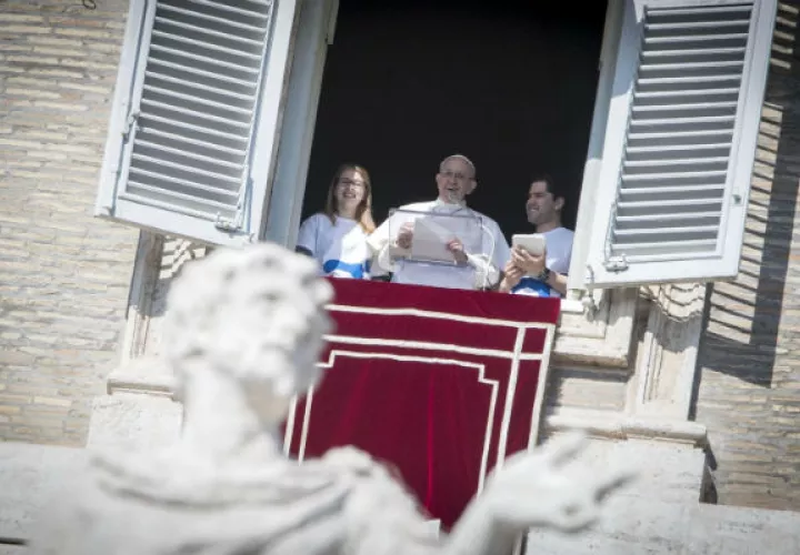 El papa Francisco en el momento que se inscribe a la JMJ. FOTO/EFE