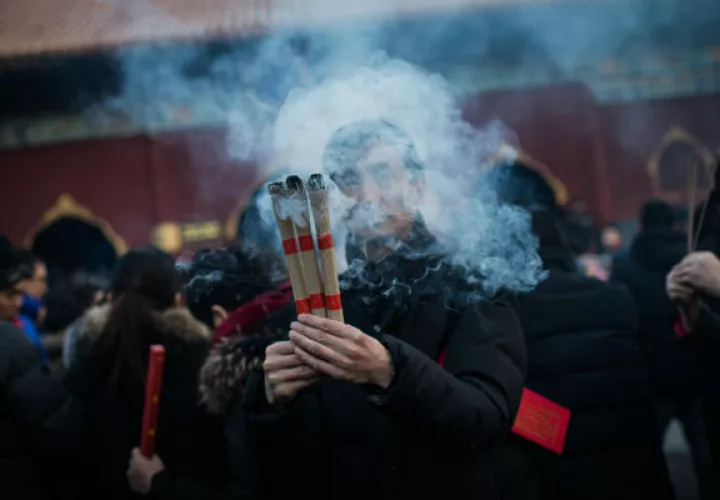 Devotos budistas chinos queman incienso durante las oraciones, para celebrar el Año Nuevo. FOTO/EFE