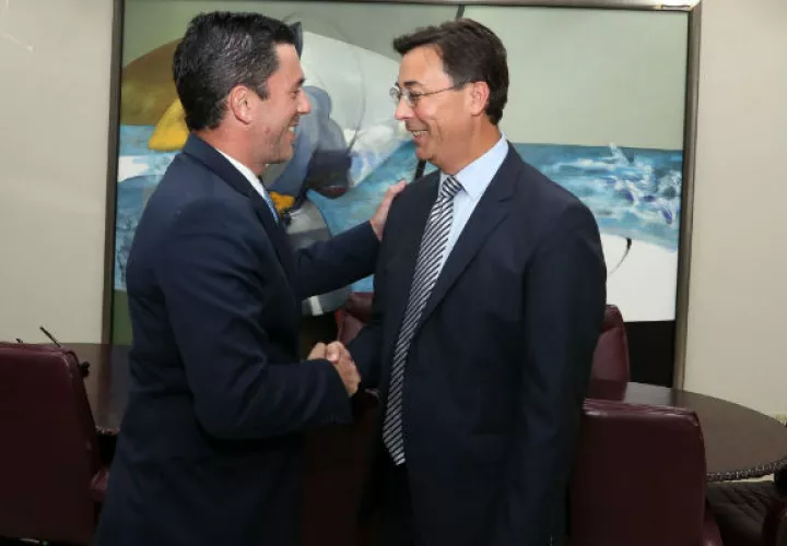 El ministro encargado de Relaciones Exteriores, Luis Miguel Hincapié (izquierda) felicita a Melitón Arrocha por su cargo. Foto/Cortesía