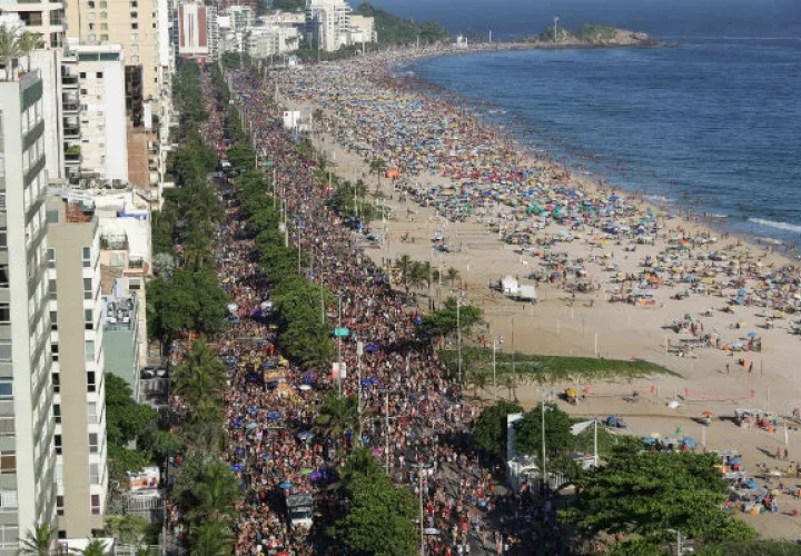 Unos 20 jóvenes trataron de asaltar a dos mujeres en la playa de Ipanema. FOTO/EFE