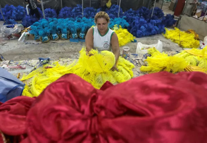 Preparan el vestuario de las diferentes escuelas de Samba. FOTO/EFE