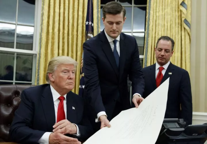 Rob Porter, alto asesor de Donald Trump, renuncia por supuesto abuso doméstico. FOTO/AP