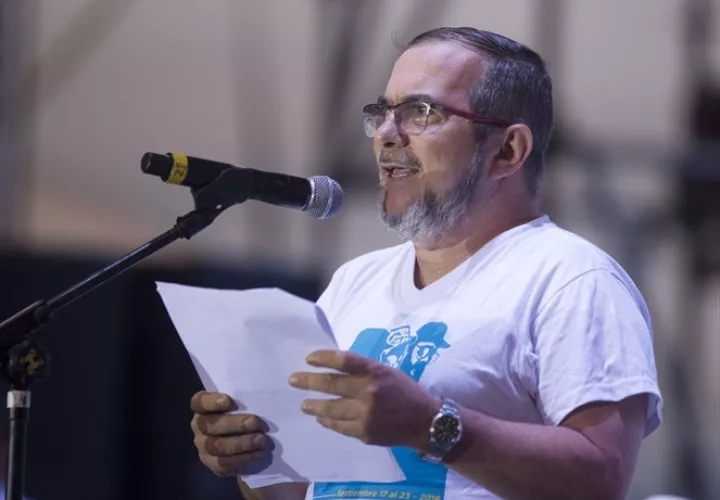 Rodrigo Londoño, alías "Timochenko", tuvo que hacerle frente a un grupo de manifestantes. FOTO/AP