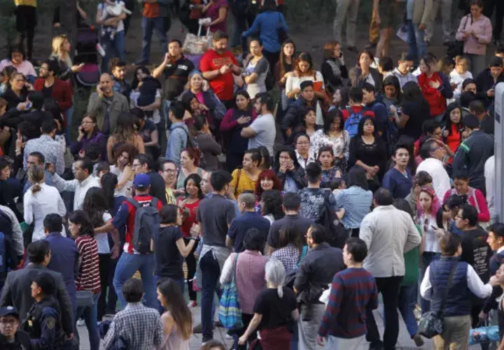 Personas desalojan un centro comercial tras un sismo registrado en ciudad de México. FOTO/EFE