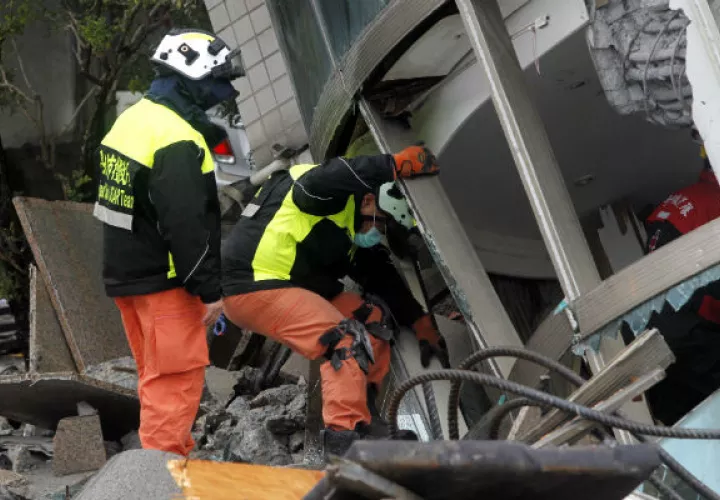 Labores de rescate en diversos edificios taiwaneses. FOTO/AP