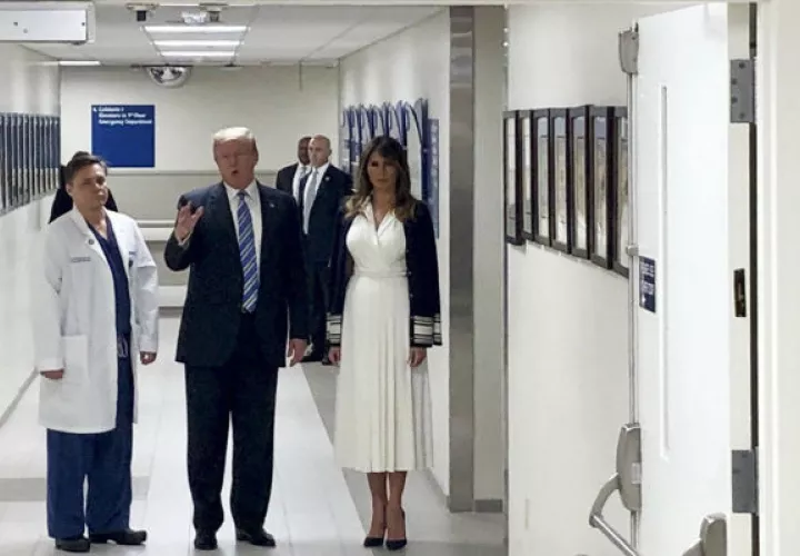 Donald Trump, y su esposa Melania Trump, visitan a los heridos del tiroteo en Florida. FOTO/AP