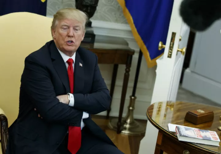 El presidente Donald Trump se sigue defendiendo de la trama rusa. FOTO/AP