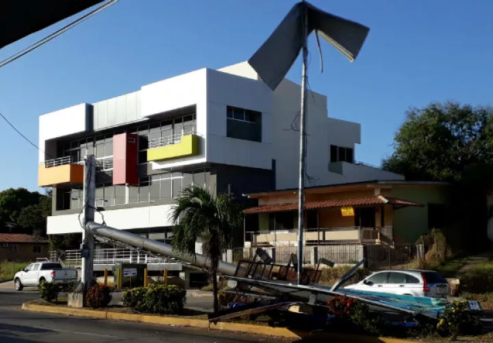 Cayó sobre los cuatro paños de la vía. Foto: Thays Domínguez.