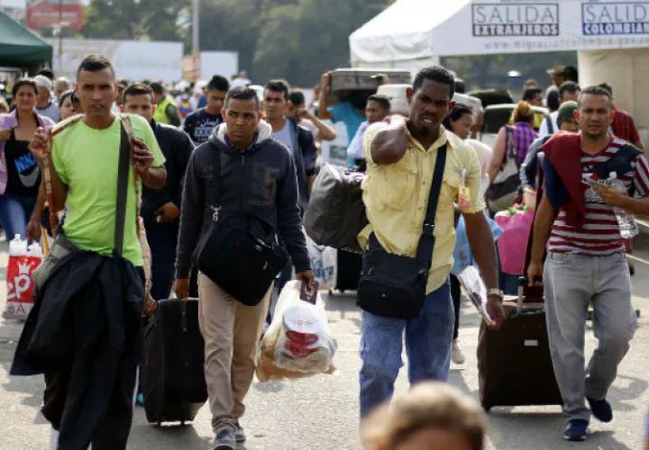 Un grupo de personas que cruzan el Puente Internacional Simón Bolívar, en Cúcuta. FOTO/EFE