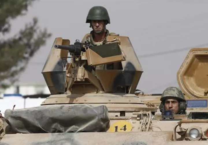 Un tanque traslada a varios soldados turcos. Foto: EFE 
