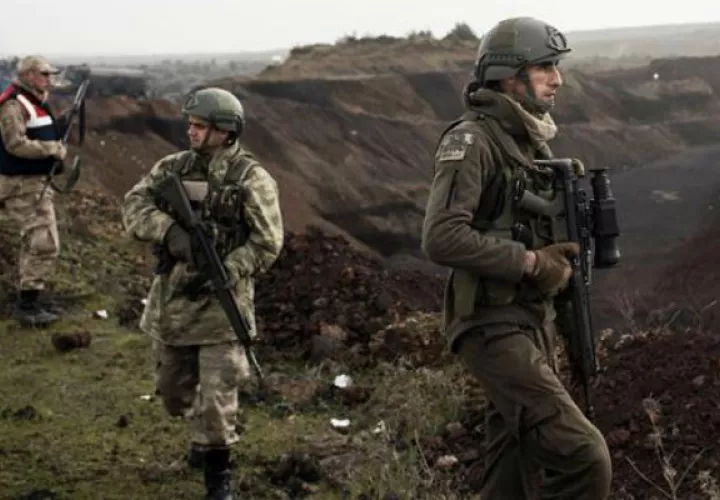 Soldados turcos se preparan para cruzar la frontera sirio-turca. Foto: EFE
