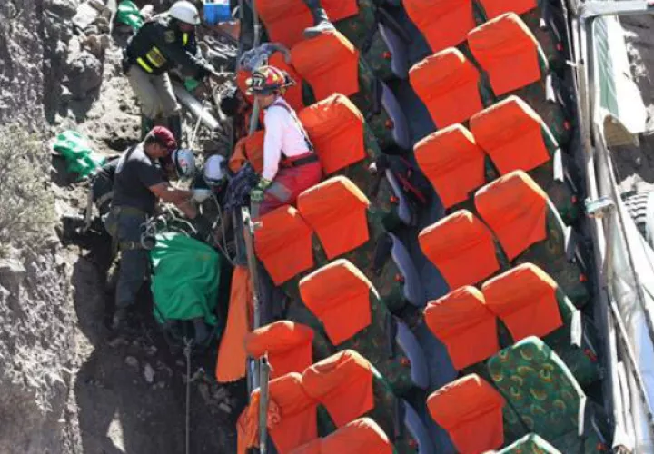 El bus cayó por una pendiente. Foto: EFE   