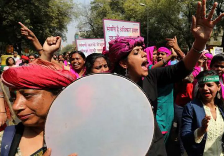 Varias mujeres se congregan para protestar. Foto: EFE 