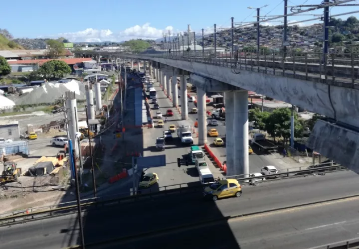 Se rehabilita la vía impactada por la Línea 1 del Metro. /Foto Archivo