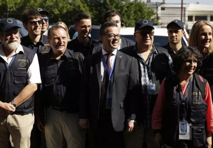 El jefe adjunto de la Misión de Observación Electoral de la UE, Alexander Gray, y observadores. EFE